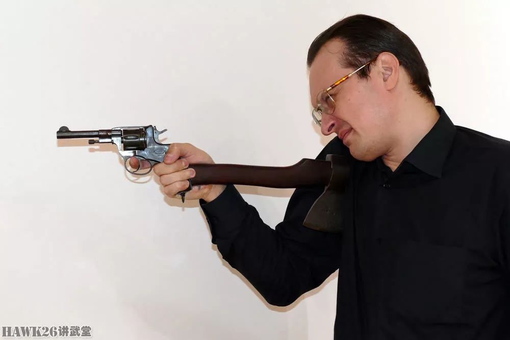 斧子充当枪托真的可行？俄罗斯博物馆真人示范回应网友的提问