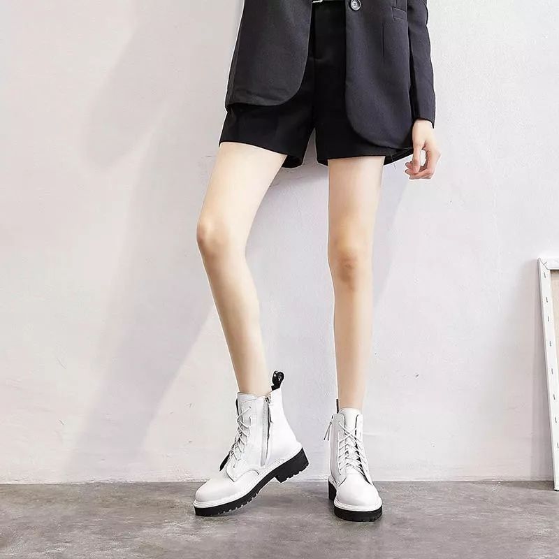 秋冬季马丁靴怎么穿显瘦,秋冬最火的马丁靴百搭时髦帅炸了