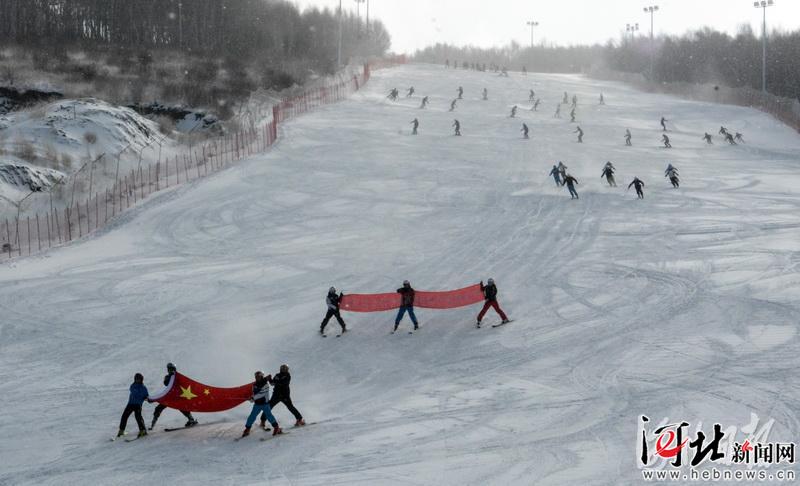百万学子上冰雪嘉年华,万人共秀校园冰雪