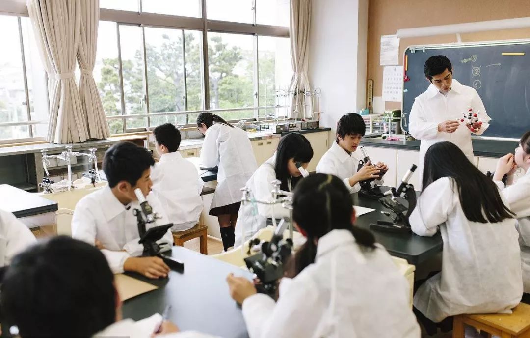 日本人吃饭都不穿鞋，熏死人了！这双耗时3年的黑科技银离子袜，美白润肤自发热，穿7天都不臭脚