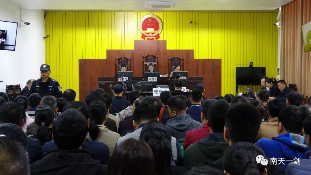 副局长当庭痛哭!今天,两名“保护伞”出庭受审!