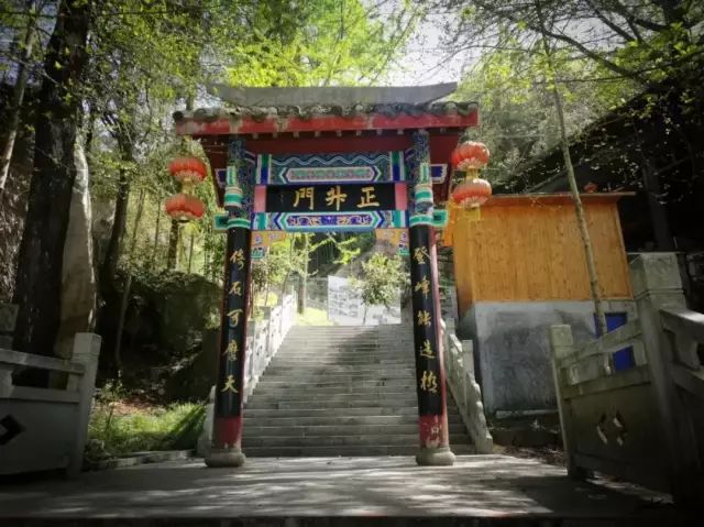 攀一座山看一场雪爱一个人,攀一座山看一场雪追一个梦图片