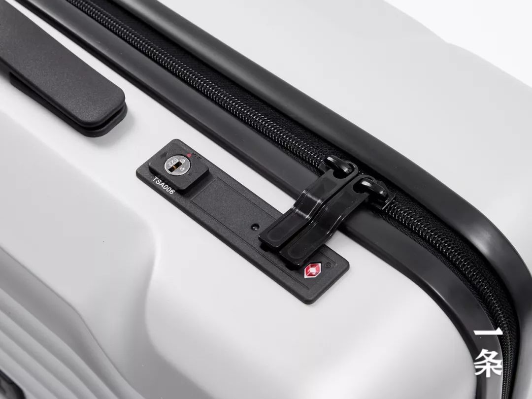 行李箱中的“战斗机”，能定位、不怕丢，还能给自己称重！||Chin@美物