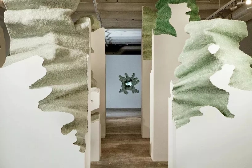 看他的“时间废墟”，世界观崩塌