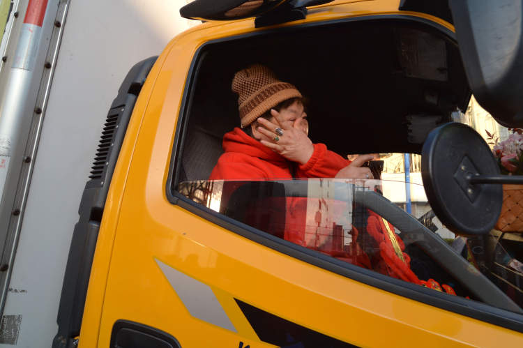 2.5万人次青年突击队助推旧改静安育群中学西块和241、242街坊居民今集体搬迁