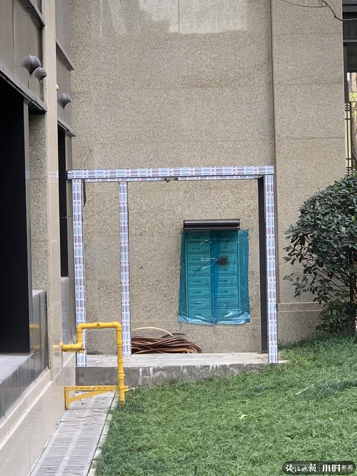 杭州龙湖天钜洋房业主快哭了：花600万买的新房，小区里却出现一个个“大笼子”