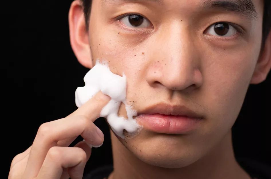 脸上搓出3斤泥！难怪又黄又暗又黑头！10秒给脸蛋“剥壳”，厉害