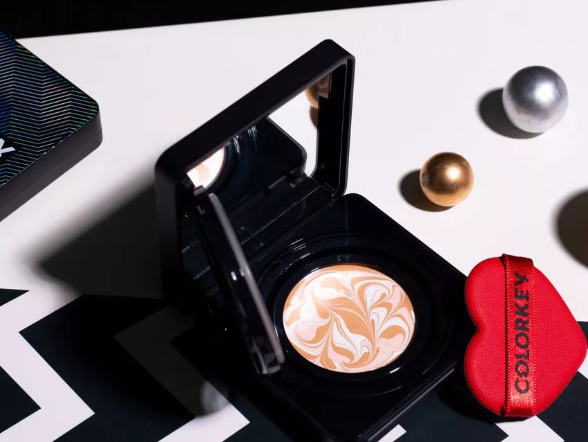 卡粉起皮用面霜还是乳液,卡粉起皮救星底妆难题解决