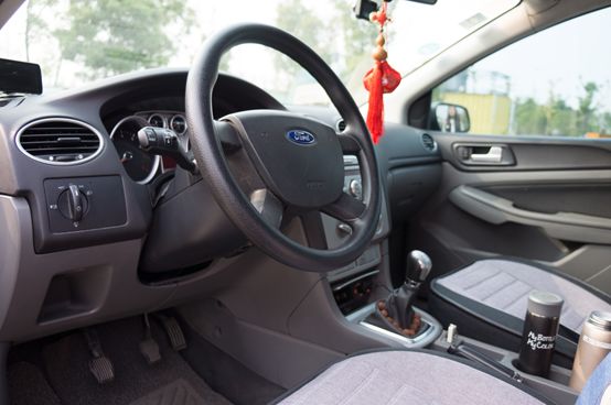 只看外观轻率买了福克斯？配置不高，但适合郊区通勤，搬家都靠它！可为何车主表示不会再选福特？