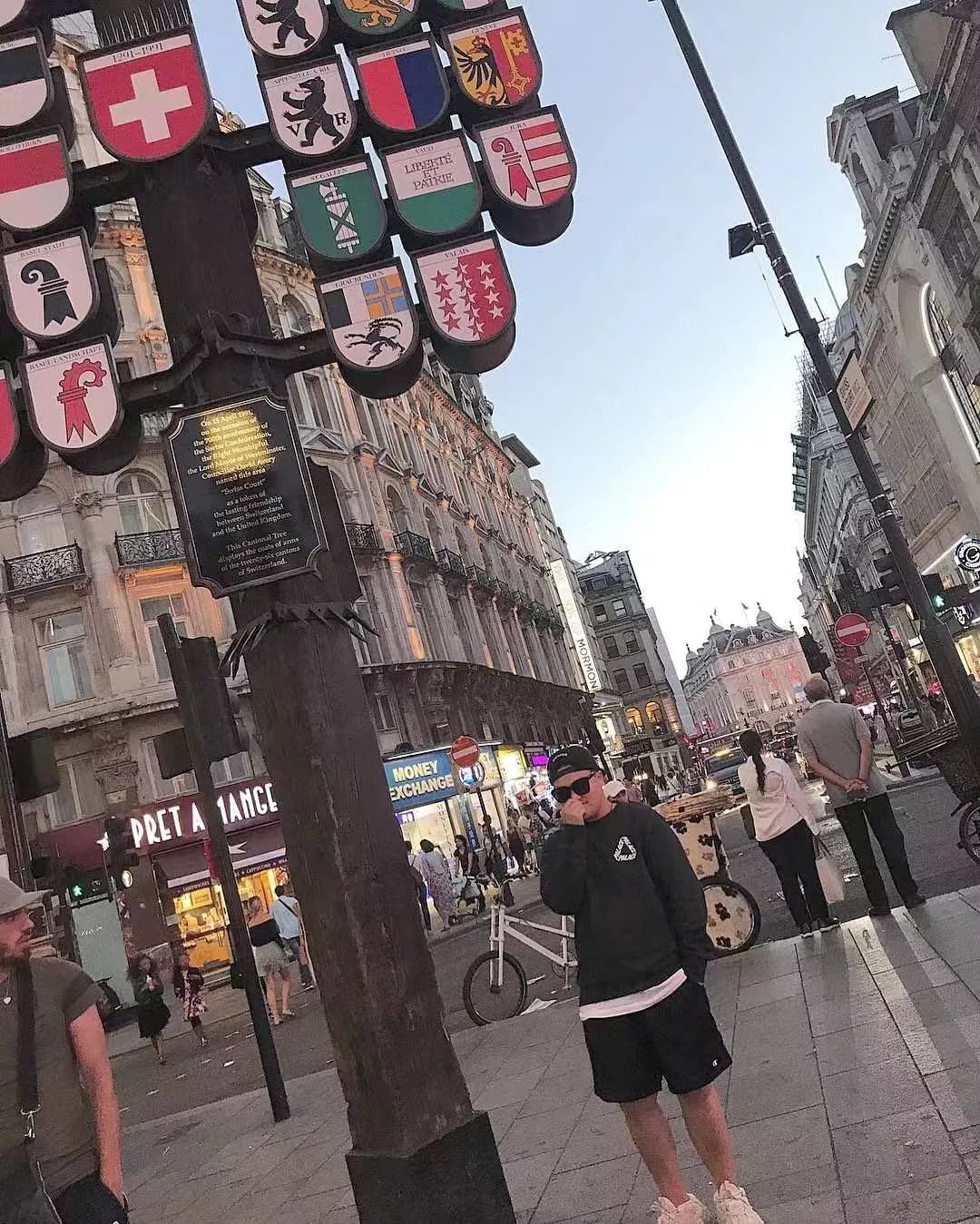 云南昆明潮鞋,穿着80多万鞋子的学生