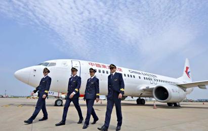 他们服务了成千上万的旅客：1364名境外雇员助力东航发展63年