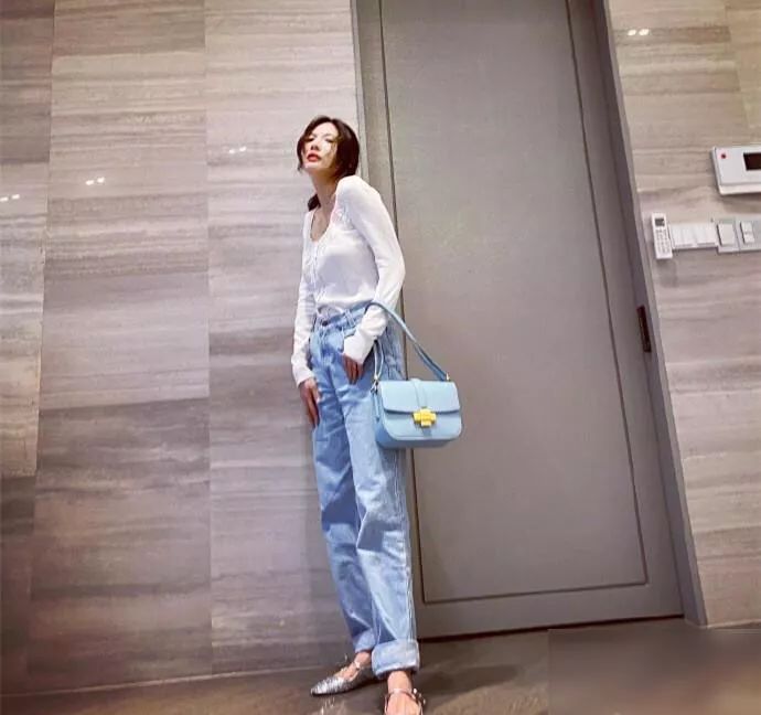 泫雅晒美照戴上鼻钉个性十足,泫雅晒照穿休闲风难掩好身材