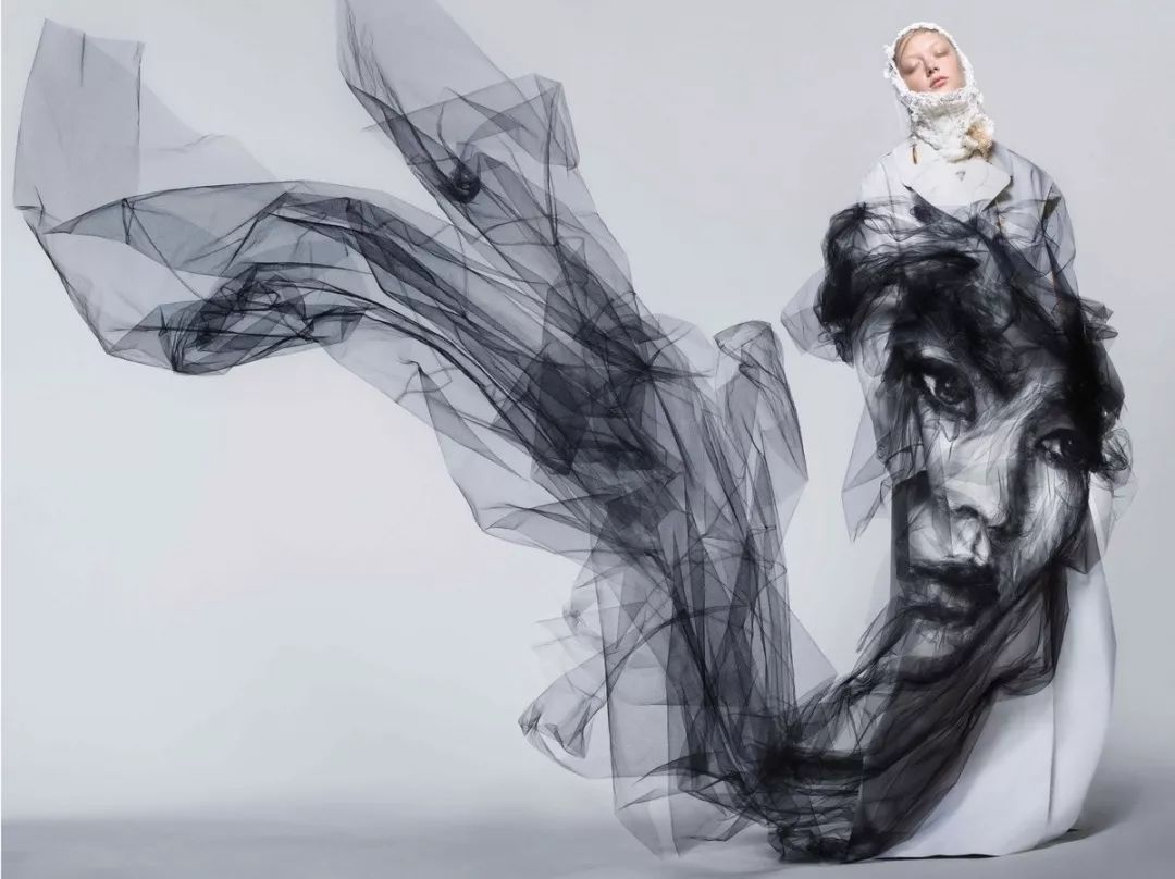 帮McQueen直播、给英女王拍照、被RafSimons致敬——这间工作室真传奇