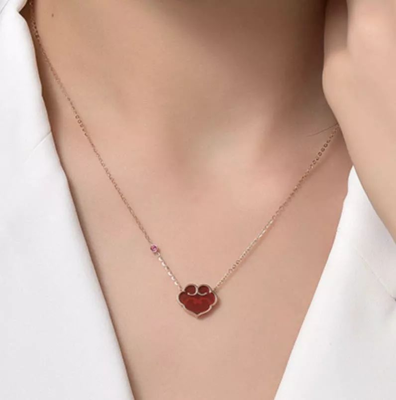 别怕过年回家人生拷问，戴这些大家只想和你合照发圈