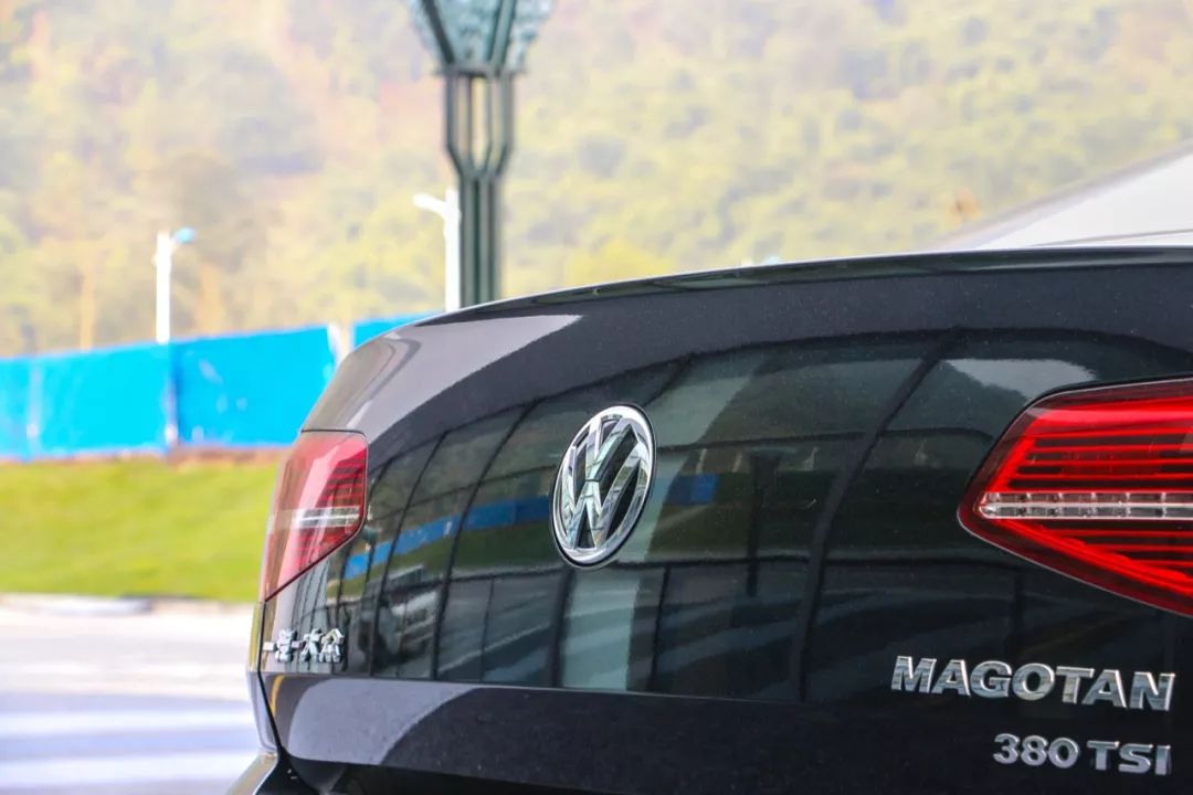 花15万买了辆24万的迈腾，只开过一万公里的二手车，空间宽敞、动力足，虽然安全配置有点少，但性价比真高