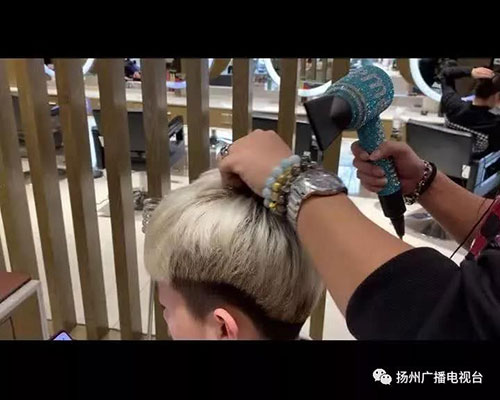 理发店漂发把头皮烫伤商家不认账,女子去理发店做头发被烫伤了