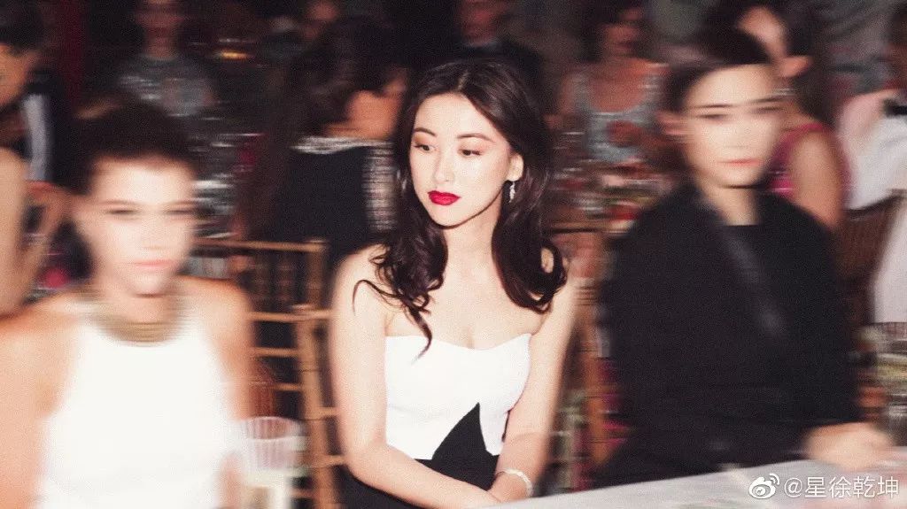 连续8年蝉联全球最美100人,35岁性感*物尤**凭美胸翻红,网友:我就是馋她身子