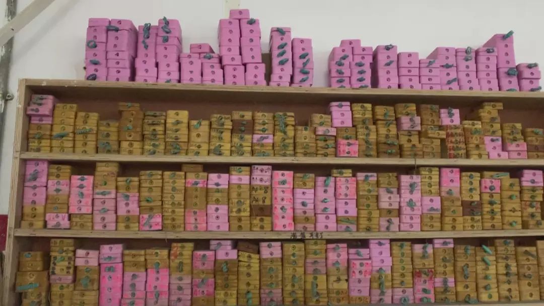 执法人员揭露珠宝店,执法人员现场查处商家谎话连篇