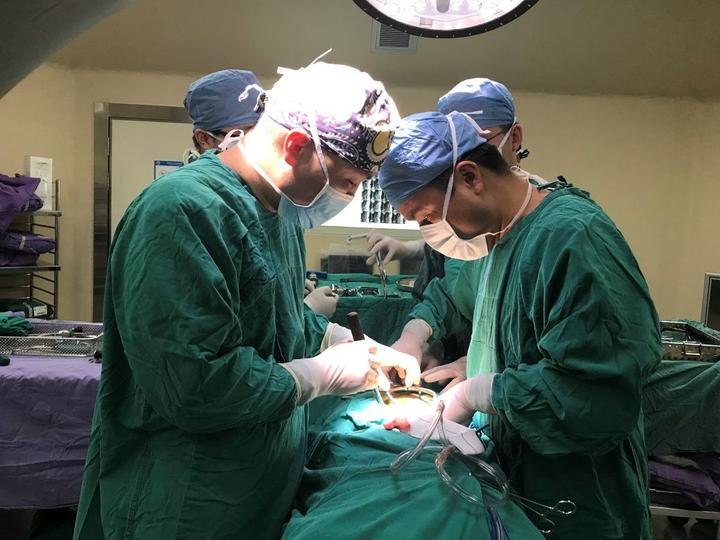 女生二楼摔下脊椎损伤,女孩秋千上摔下断脊椎