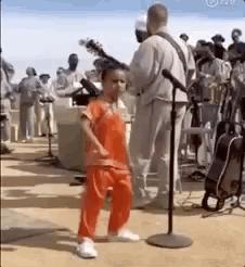 侃爷晒与卡戴珊合照想复合,侃爷卡戴珊时装发布会