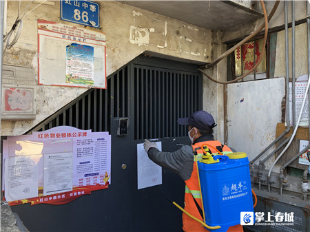 党旗飘扬亮底色抗疫一线显担当,党旗在抗疫一线高高飘扬宣传报道