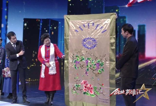 传统文化与时尚相碰撞、小小绣花针“编织”草原风姿...这批女性创业者点燃梦想，绽放巾帼风采→