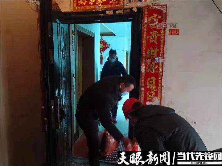 网格员变身快递员爱心服务暖人心,党员志愿者变身跑腿儿