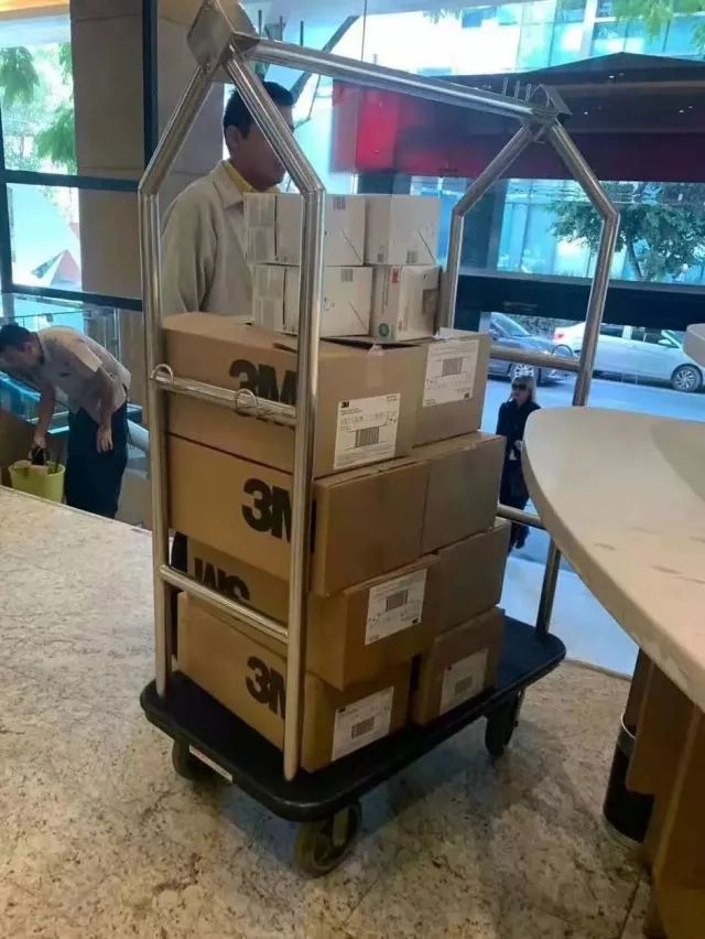 满屏都在担忧疫情后经济走势，绍兴这名布商却还花上百万买这些……