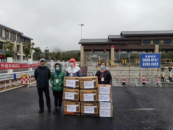 点赞｜香港同胞当起长途快递员18小时奔走千里运物资