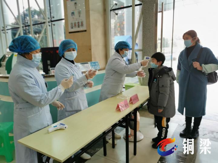 抗疫情勇担当党员突击队,抗疫一线党旗红勠力同心战疫情