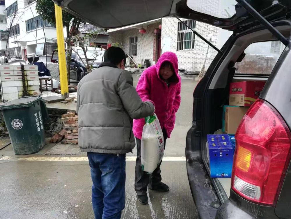 元宵节送温暖防疫一线的文章,疫情当前农村元宵节送灯