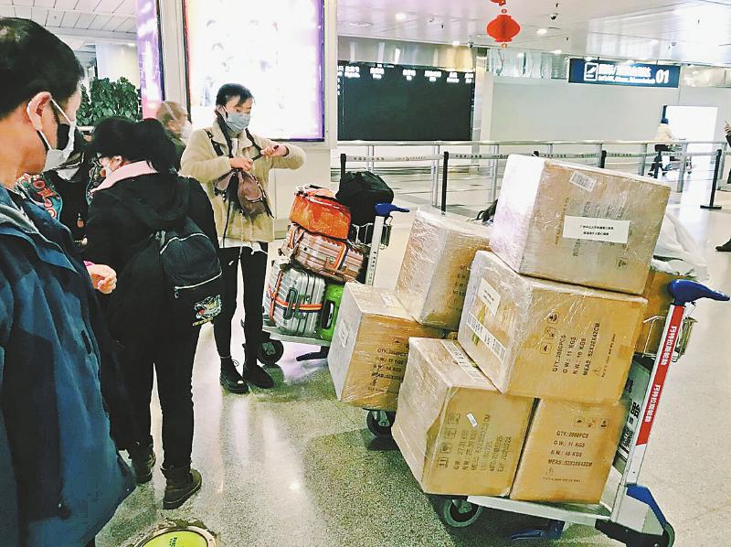 从卡萨布兰卡启程的爱心接力辗转国内外7个城市到达成都——一万只口罩的“万里旅行记”