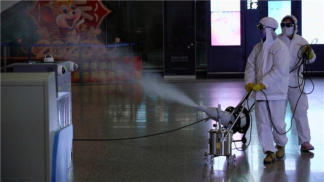 疫情期间扛着药瓶架坚持工作,青春战疫我在现场图片