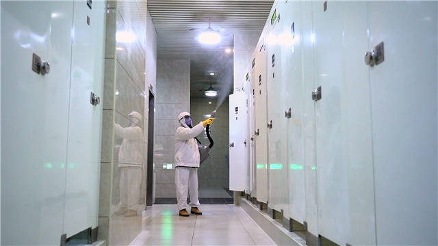 疫情期间扛着药瓶架坚持工作,青春战疫我在现场图片