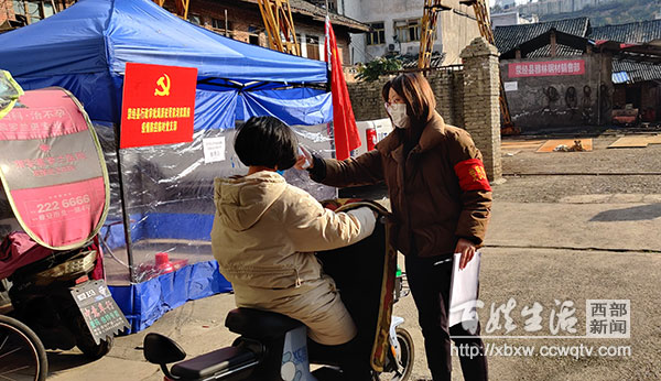 党徽闪耀在一线,党徽闪耀在胸前的视频