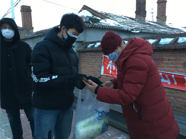 黑龙江双鸭山市：“流动超市”和“代购员”让居民安心宅在家