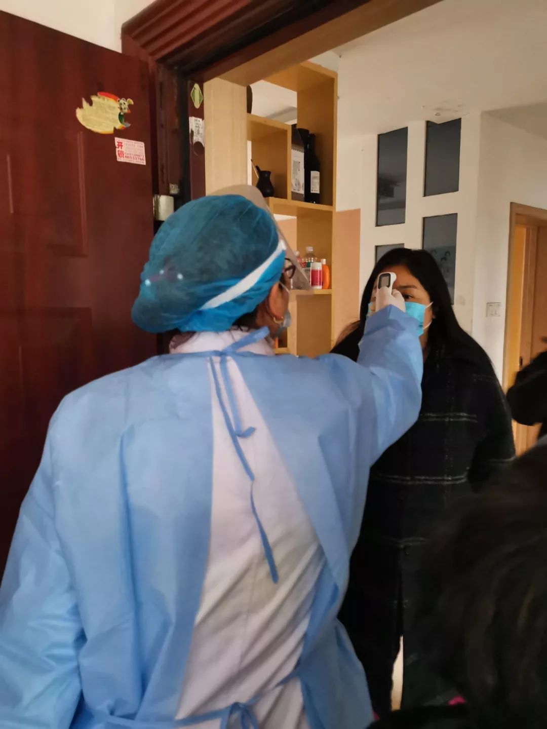 13岁女童独自在家，社区工作人员当起“临时父母”