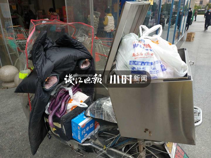 杭州外卖小哥送餐遇到跑腿,杭州一外卖小哥送餐途中放弃配送