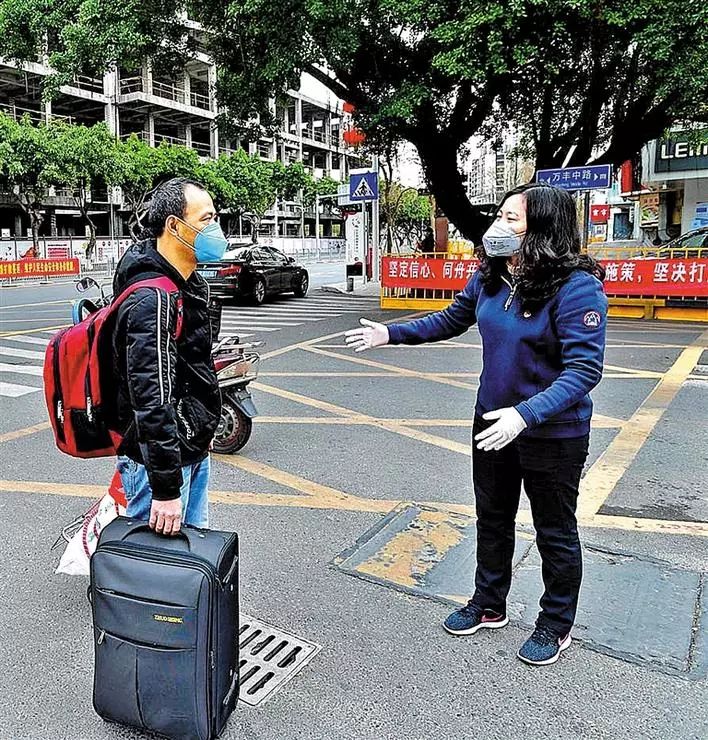 发挥党员模范作用让党旗高高飘扬,党旗飘扬党员先锋当仁不让