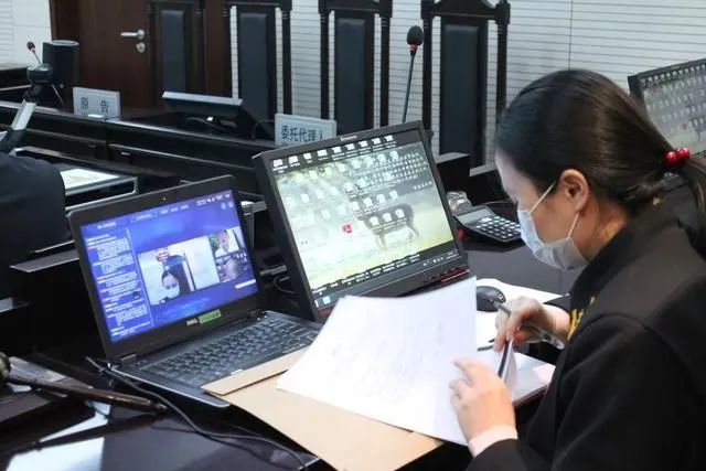 这位少年审判法官在防疫执勤中犯了“职业病”丨法院战“疫”速览