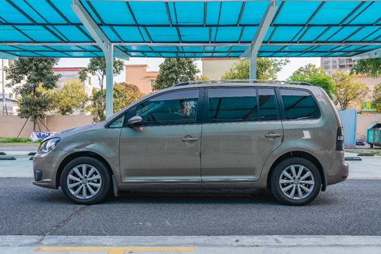 用家里的老途安来练技术,1米9小伙表示坐进去空间还很富裕!就是车机配置有点跟不上?