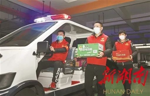 关键时刻豁得出冲得上,关键时刻站得出来危难关头豁得出