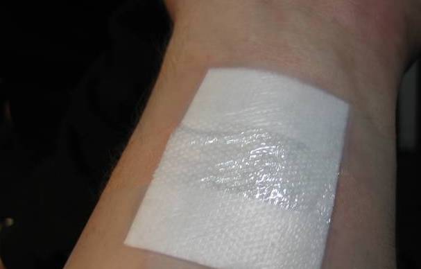 穿着衣服被开水烫伤急救,开水烫伤的急救措施