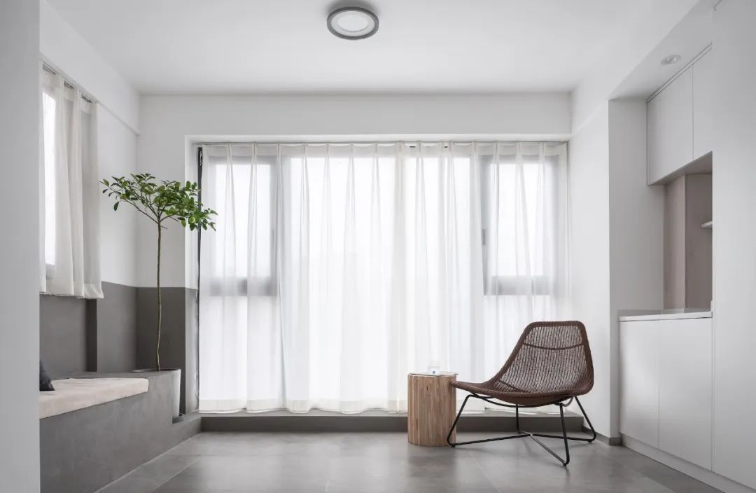 入门玄关连着小房间不浪费空间,现代化两边不靠墙入户玄关实用