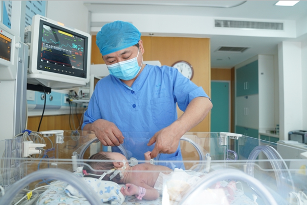 刚出生宝宝揪心一幕,揪心的新生儿