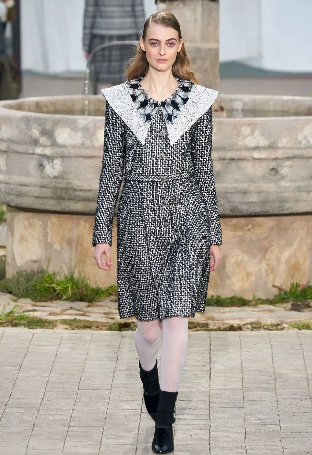 今年的自信就指着领子了