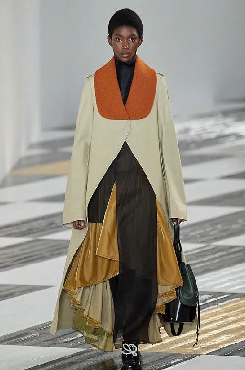 今年的自信就指着领子了