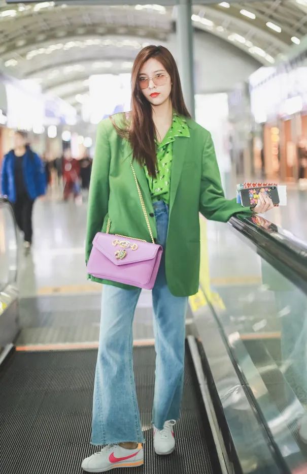 今年的自信就指着领子了