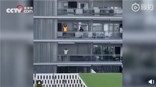 会玩！外国民众居家抗疫乐趣多：阳台办起音乐会，无人机遛狗，厕纸成了筹码