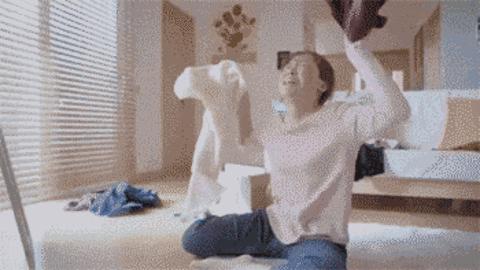 换季衣服皱巴怎么办？可以折叠的手持挂烫机1分钟熨平旧衣，一机两用，连除螨仪都省了